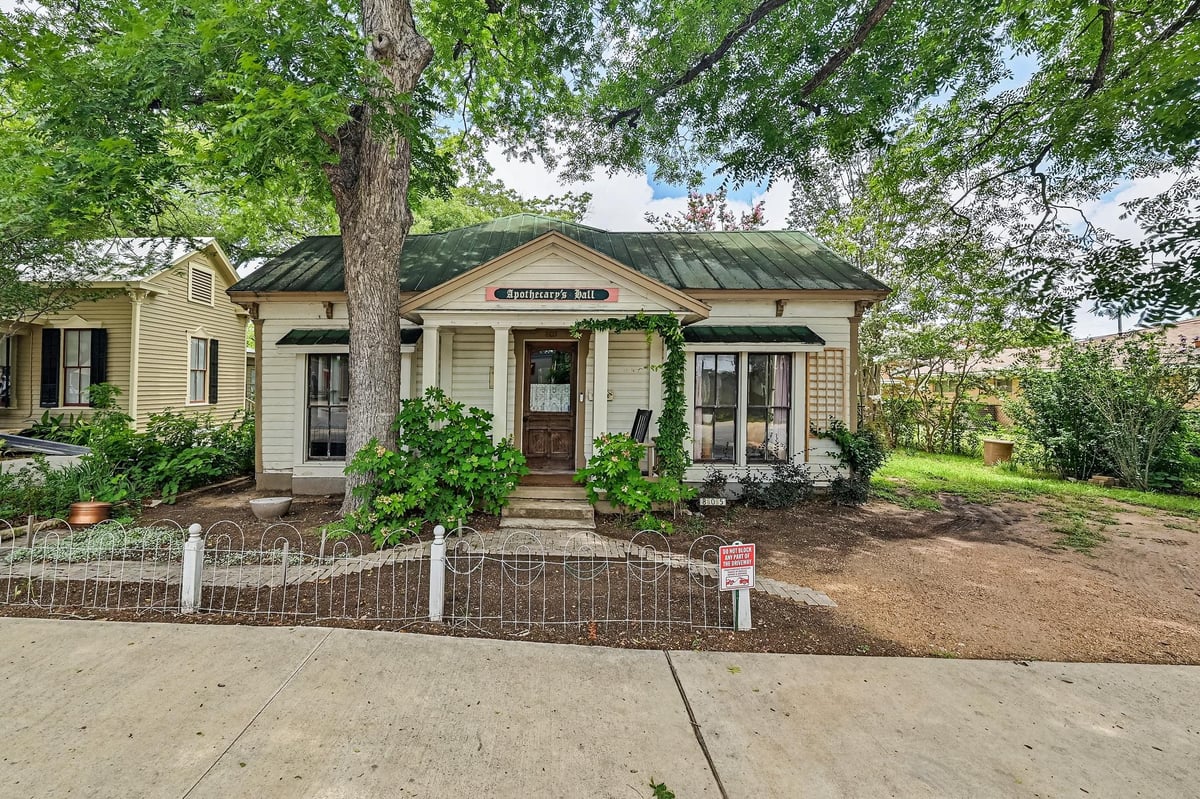 View 805 Main ST in Building Blk 805 Main ST - property photo 1 - Luxury home in Building Blk, Bastrop, TX