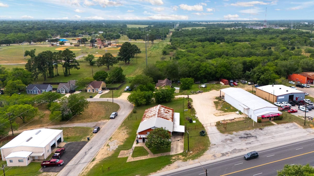 View 805 N Magnolia Ave in NA 805 N Magnolia Ave - property photo 1 - Luxury home in NA, Luling, TX