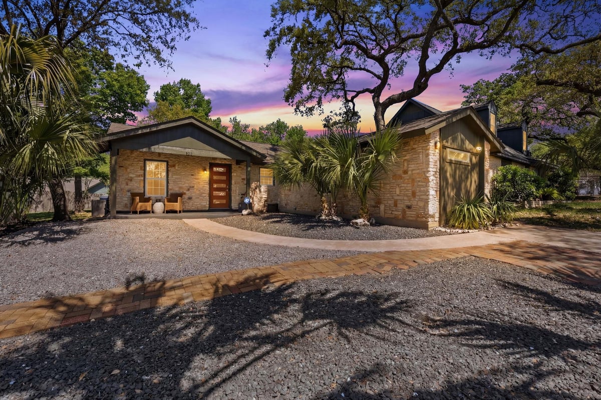 View 805 Nile St in Rosewood Village Sec 08 Amd 805 Nile St - front exterior - Luxury home in Rosewood Village Sec 08 Amd, Austin, TX