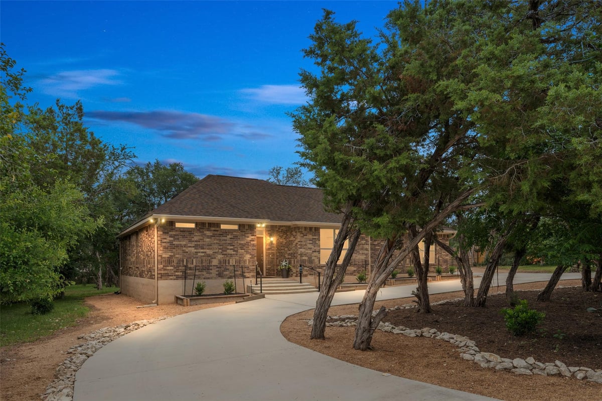 Living area at 805 Willow Creek Cir - 3 bed 3 bath home