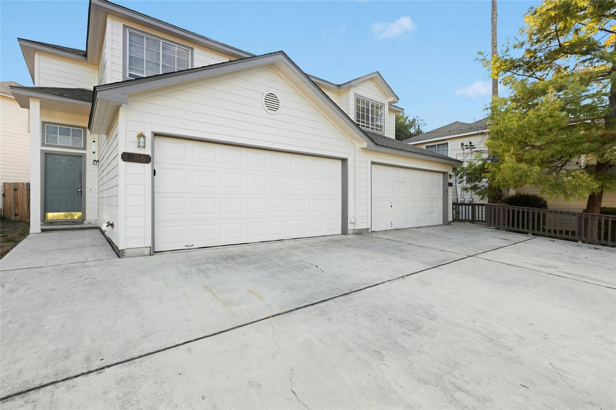 Living area at 806/808 Sagewood Trl - Hughson Heights Sec 3-C, San Marcos, TX
