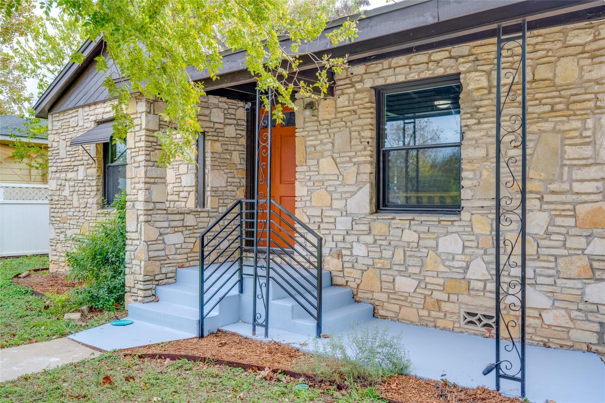 View 806 Barbara Dr in Greendale Add Unit 1 806 Barbara Dr - front exterior - Luxury home in Greendale Add Unit 1, San Marcos, TX