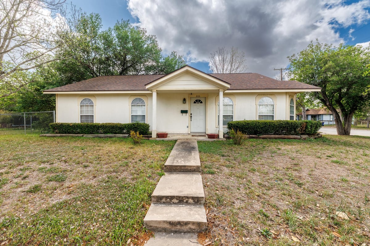 View 806 Saint Michael St in None 806 Saint Michael St - front exterior - Luxury home in None, Gonzales, TX