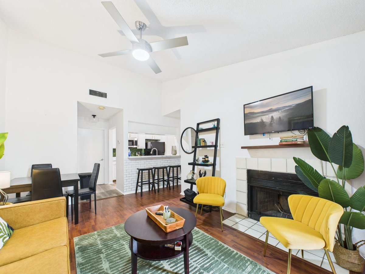 View 806 W 24th ST Unit #300 in Croix Condo Amd 806 W 24th ST Unit #300 - front exterior - Luxury home in Croix Condo Amd, Austin, TX
