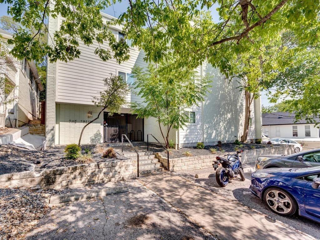 View 807 Blanco St Unit #201 in Raymond 807 Blanco St Unit #201 - front exterior - Luxury home in Raymond, Austin, TX