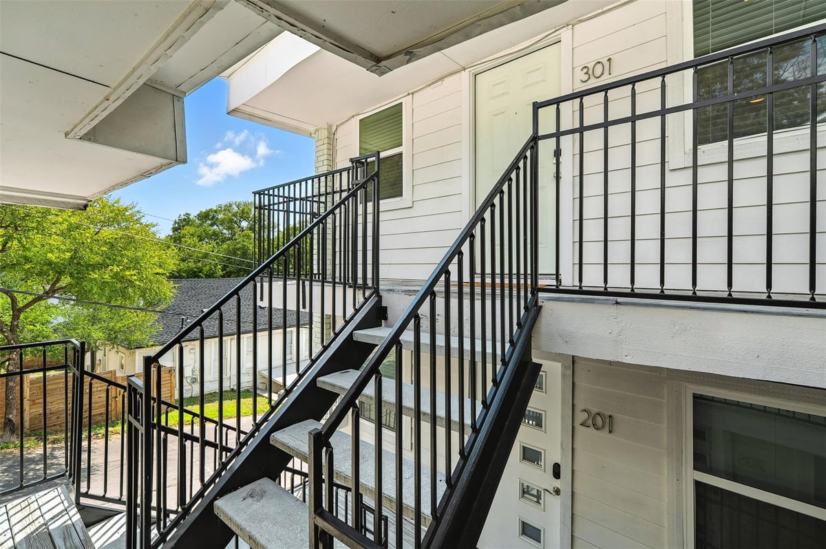View 807 Blanco St Unit #301 in Raymond 807 Blanco St Unit #301 - front exterior - Luxury home in Raymond, Austin, TX