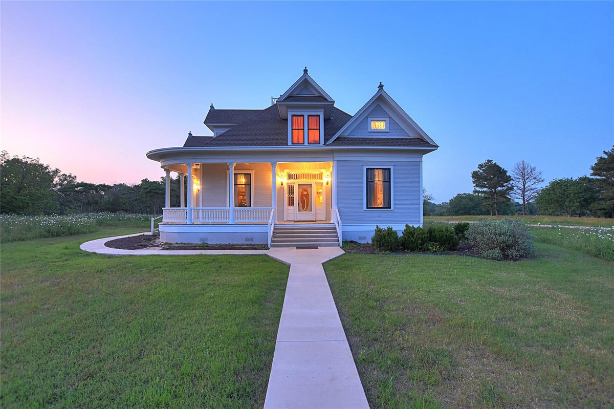 807 Colorado Dr - front exterior - Luxury home in Thorn Add A46 Llomas, Smithville, TX