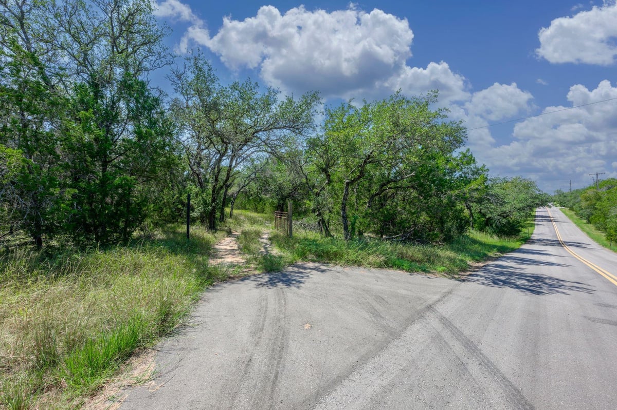 View 807 County Road 420 in Shady Creek Ranches 807 County Road 420 - property photo 1 - Luxury home in Shady Creek Ranches, Spicewood, TX