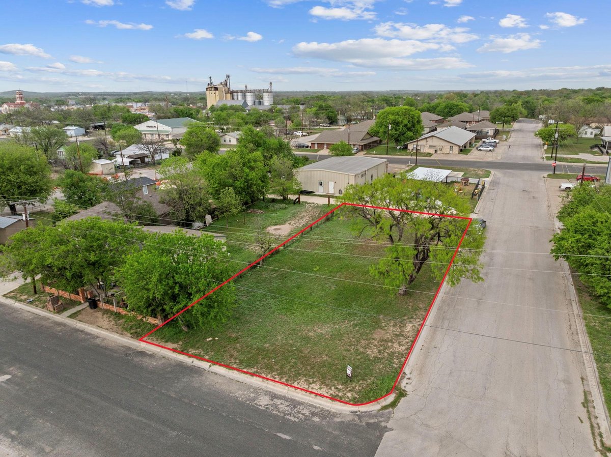 View 807 S MAIN St in A H Barnes 807 S MAIN St - front exterior - Luxury home in A H Barnes, Lampasas, TX