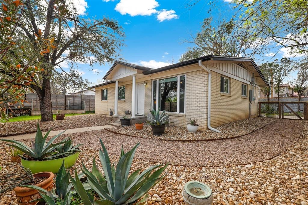 807 W Oltorf ST - front exterior - Luxury home in Loma Linda, Austin, TX