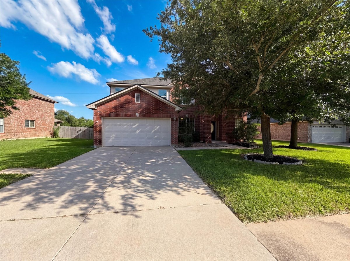 807 Yosemite TRL - front exterior - Luxury home in NORTH PARK, Taylor, TX