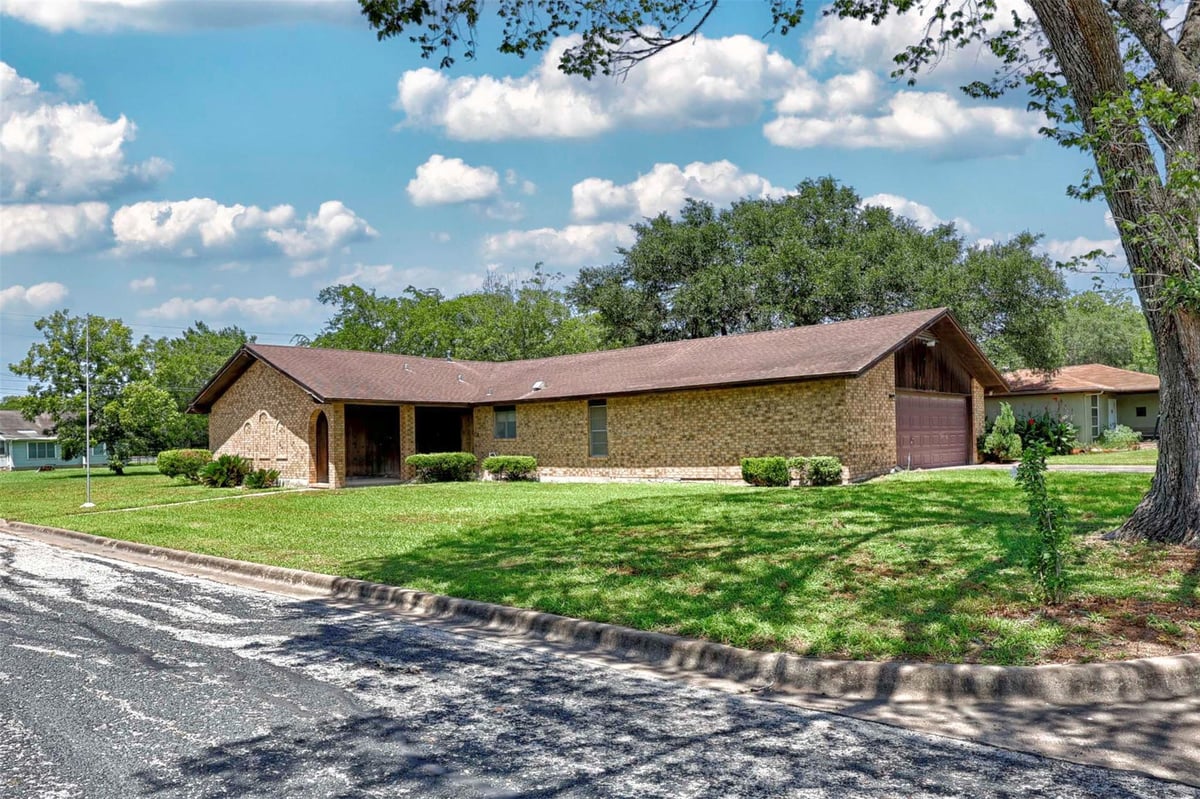 View 808 Herder Ave in City Of Schulenburg 497 808 Herder Ave - property photo 1 - Luxury home in City Of Schulenburg 497, Schulenburg, TX