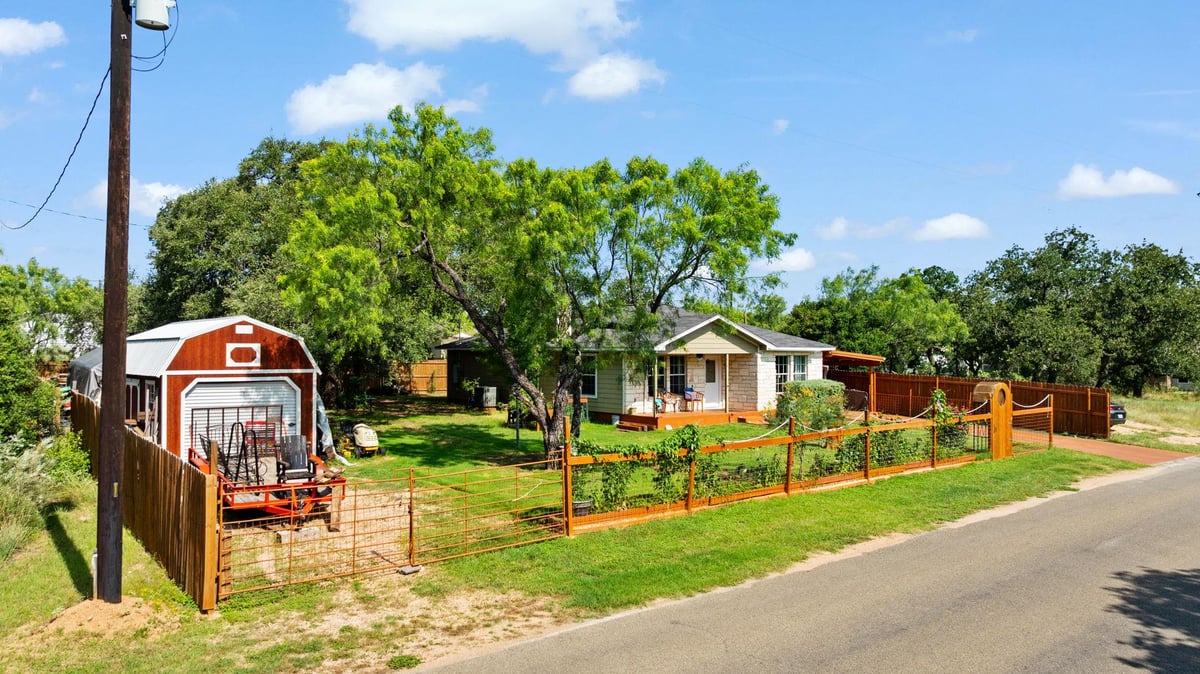 808 Pecan LN - front exterior - Luxury home in Yellowstone, Cottonwood Shores, TX
