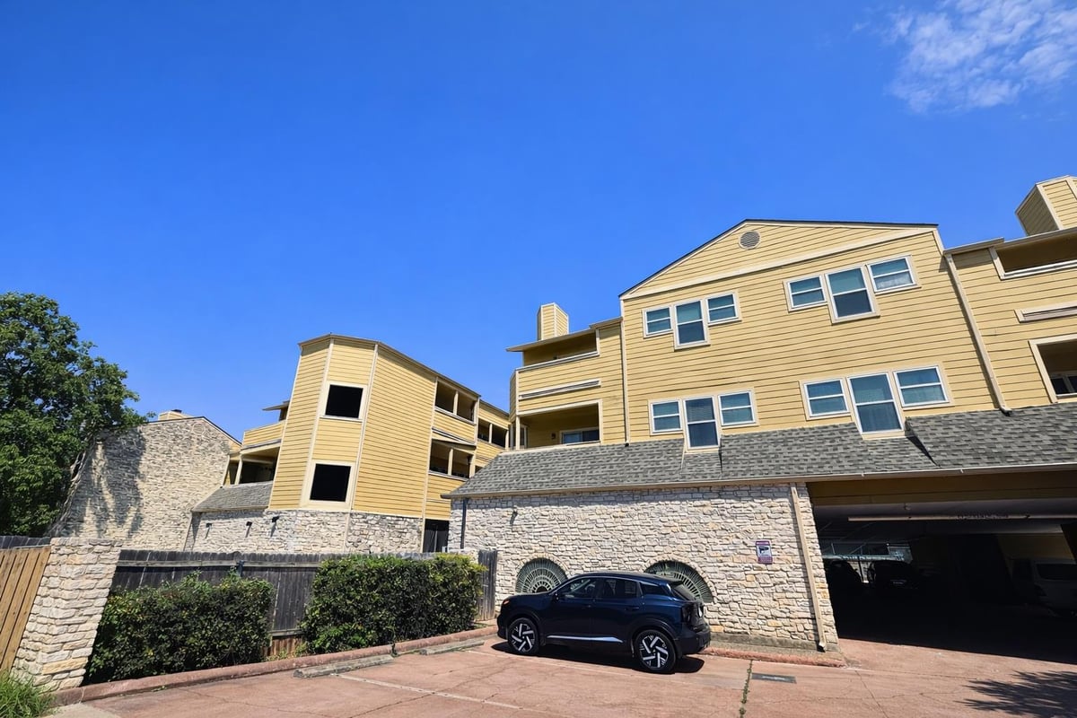 Living area at 808 W 29th St Unit #206 - 2 bed 2 bath home
