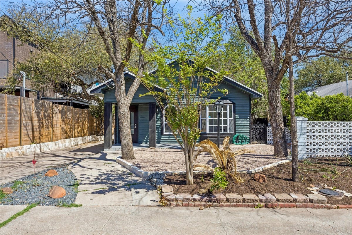 View 808 W Elizabeth St in South Heights 808 W Elizabeth St - front exterior - Luxury home in South Heights, Austin, TX