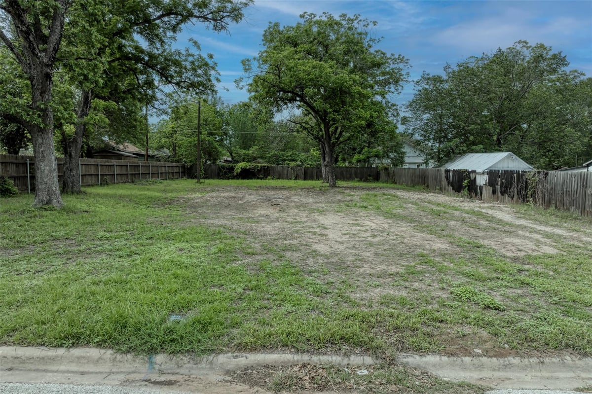 View 809 E Fannin ST in O T Luling 809 E Fannin ST - property photo 1 - Luxury lot in O T Luling, Luling, TX
