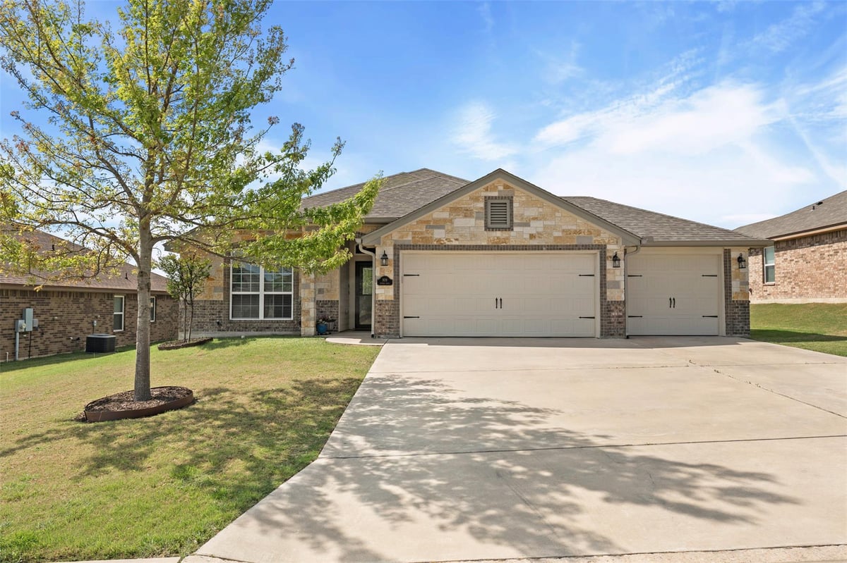 View 809 Kendra Dr in Canyon Ridge Ph Iii 809 Kendra Dr - front exterior - Luxury home in Canyon Ridge Ph Iii, Temple, TX