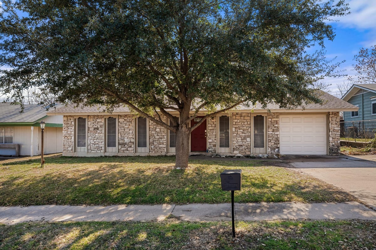 View 809 Maryland DR in Jamestown Sec 01 809 Maryland DR - front exterior - Luxury home in Jamestown Sec 01, Austin, TX