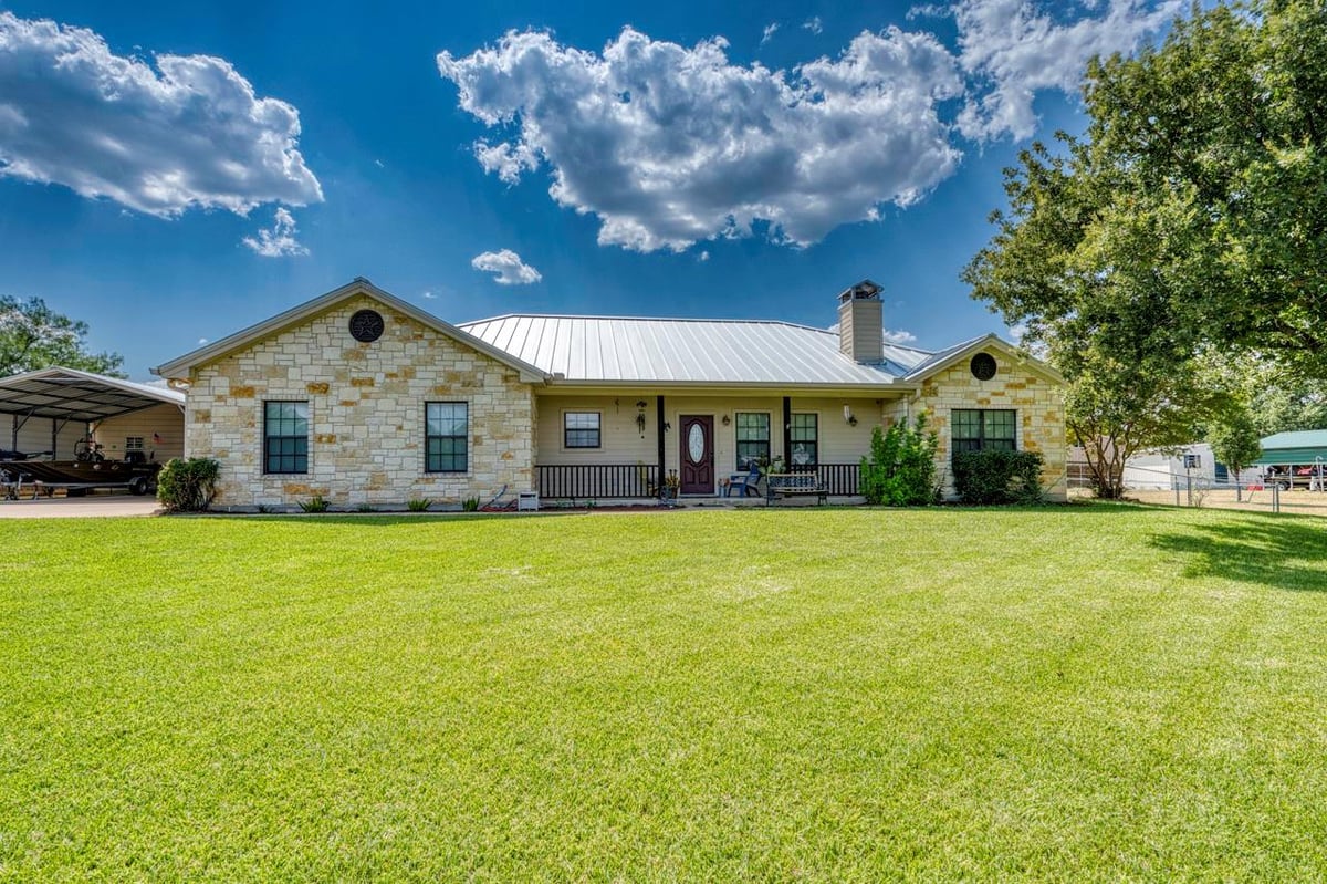 View 809 Skyline DR in Royal Oaks Country Club 809 Skyline DR - property photo 1 - Luxury home in Royal Oaks Country Club, Kingsland, TX