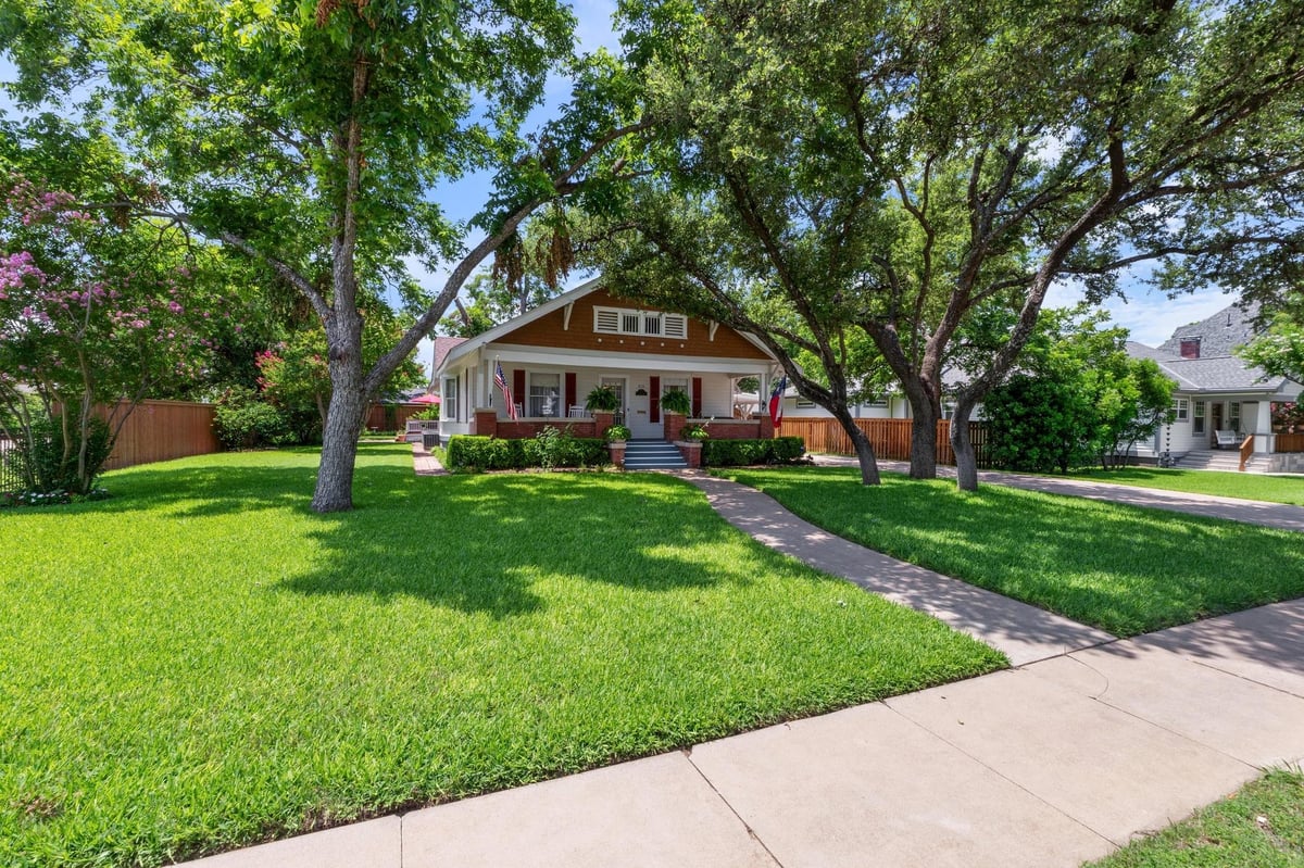 View 810 E University Ave in Snyder Add 810 E University Ave - front exterior - Luxury home in Snyder Add, Georgetown, TX