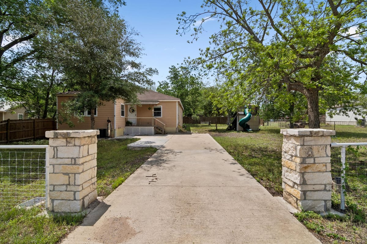View 810 Lamar St in O T Luling 810 Lamar St - front exterior - Luxury home in O T Luling, Luling, TX