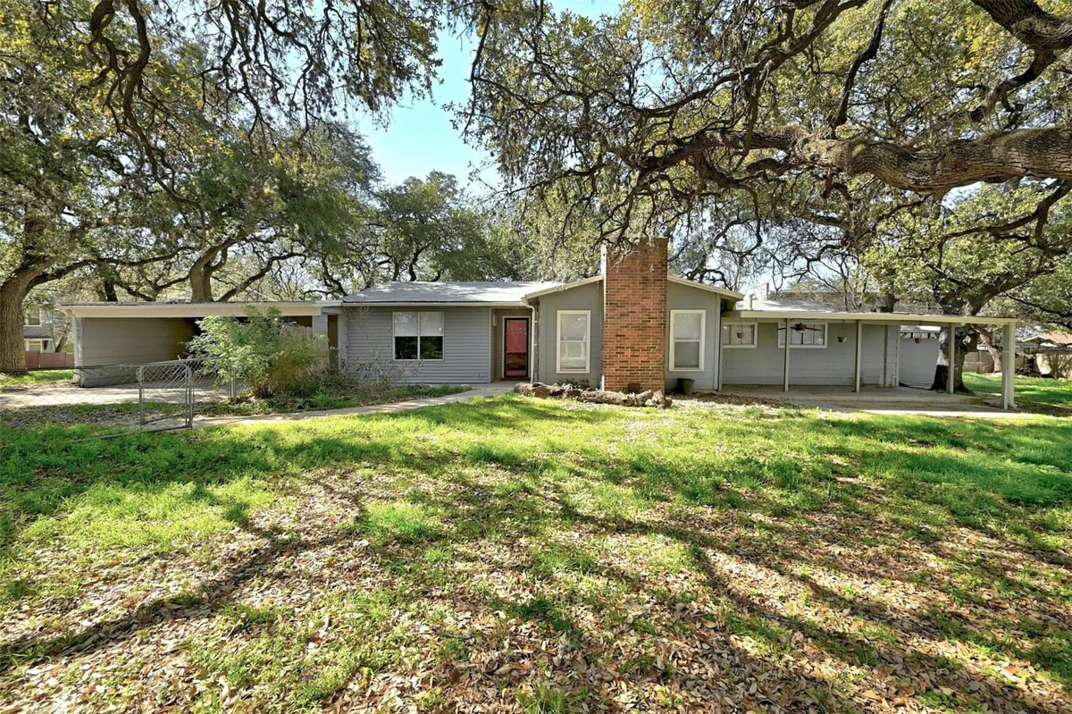 View 810 S Center ST in Freewater Add 810 S Center ST - property photo 1 - Luxury home in Freewater Add, Austin, TX