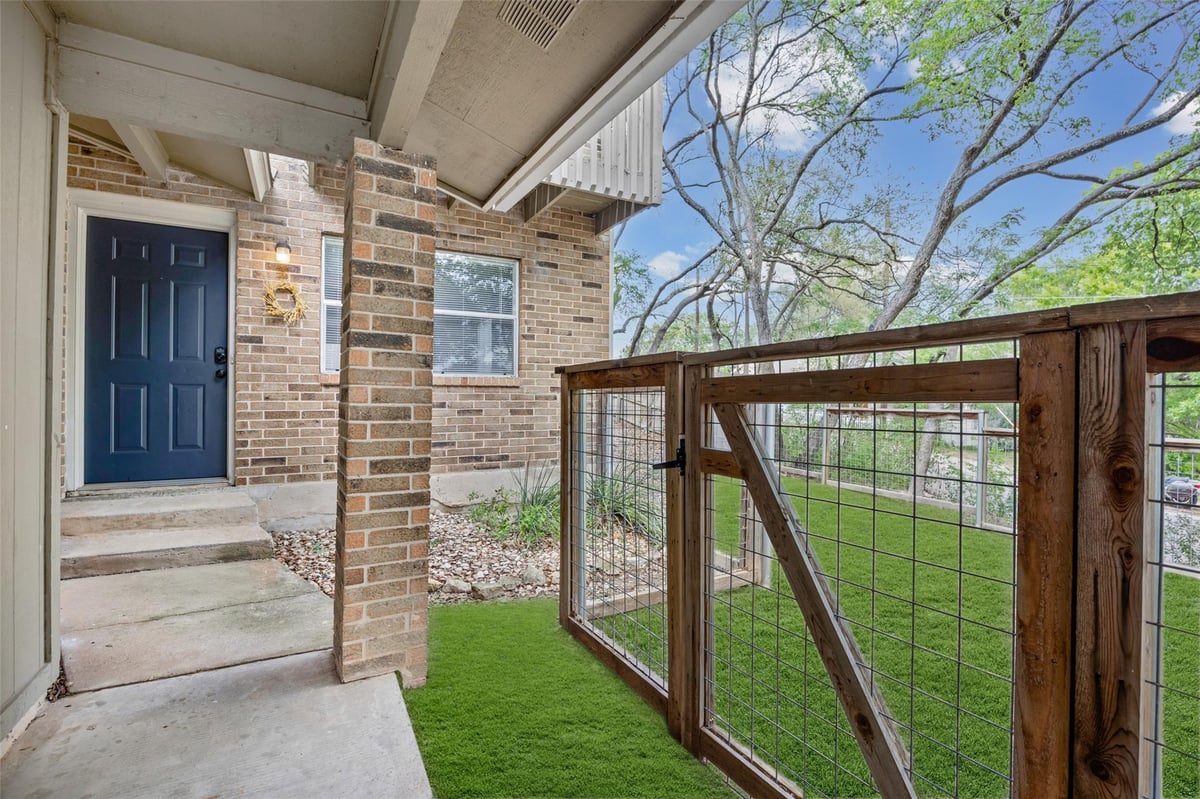 View 8100 Dunn ST Unit #B in Oak Plantations 8100 Dunn ST Unit #B - property photo 1 - Luxury home in Oak Plantations, Austin, TX