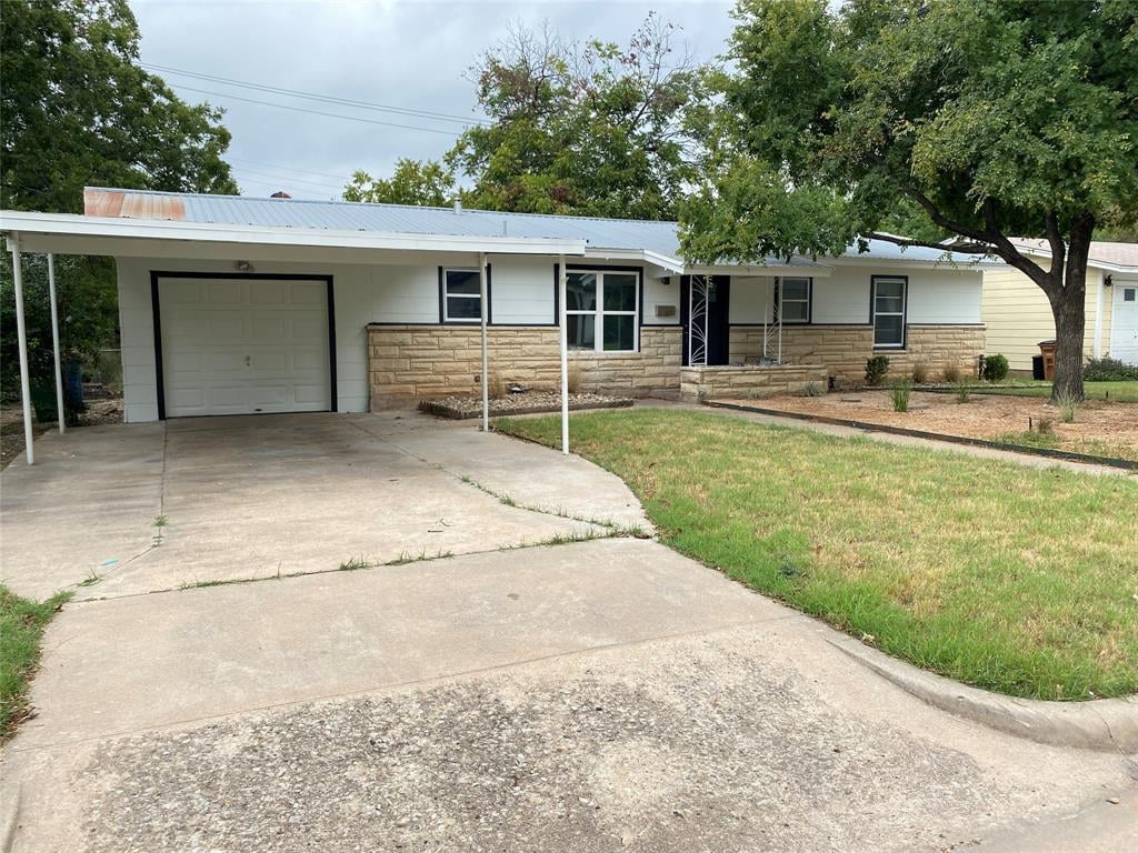 Primary bedroom at 8107 Lazy Ln - 3 bed 1 bath home