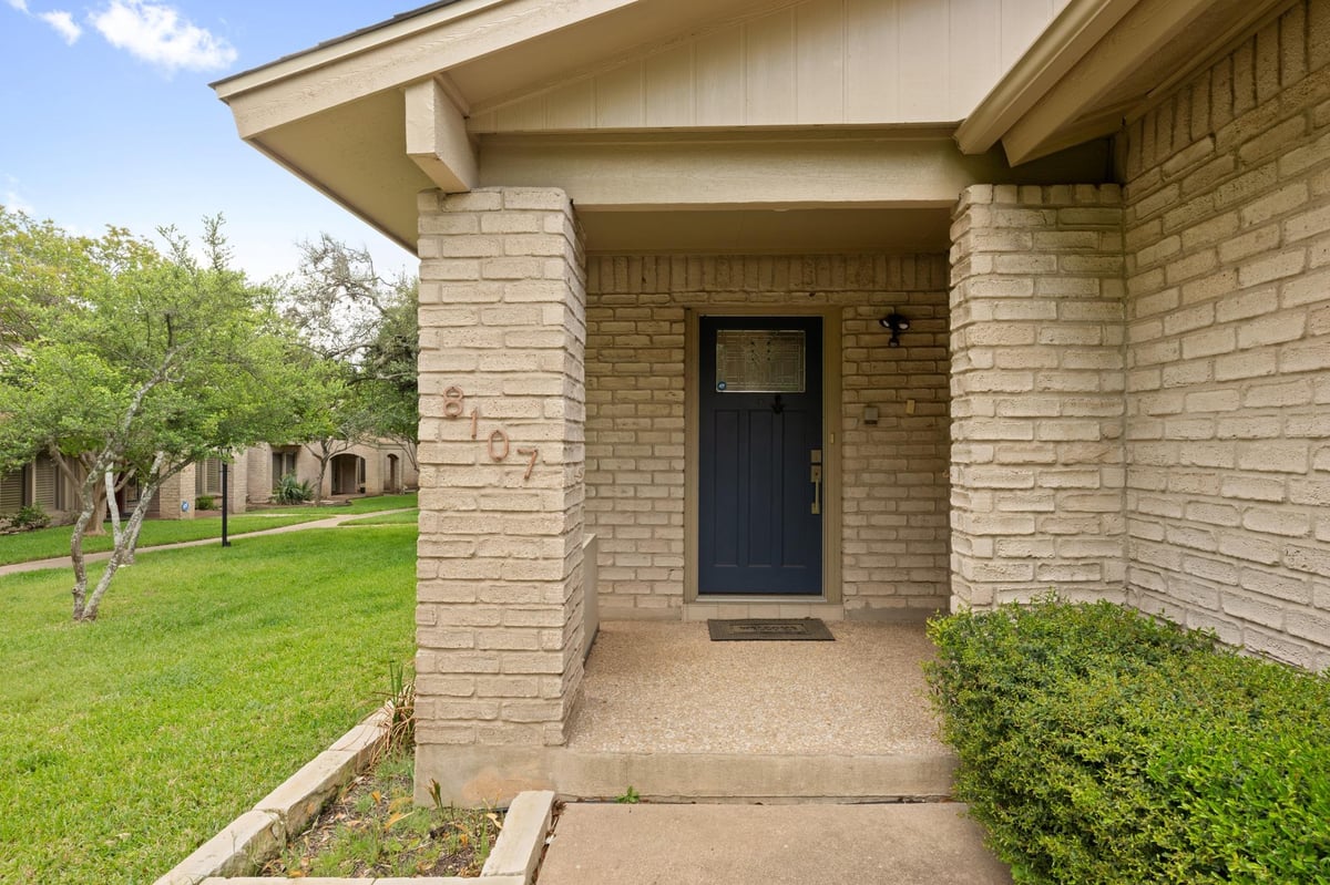 Living area at 8107 Middle Ct - 2 bed 2 bath home