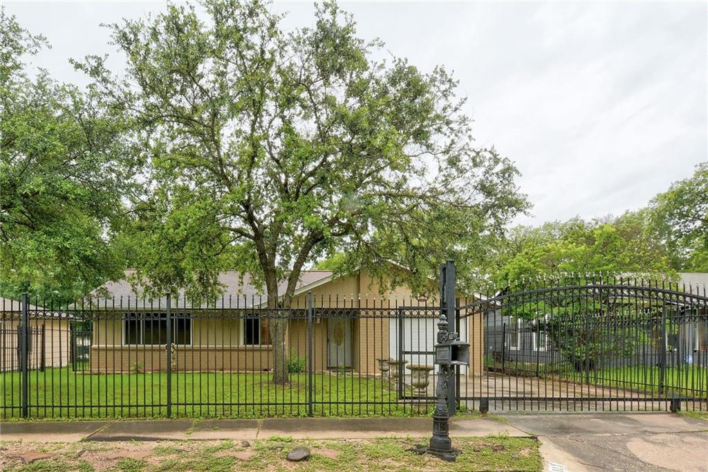 View 811 Sussex Dr in Colonial Park Amd 811 Sussex Dr - front exterior - Luxury home in Colonial Park Amd, Austin, TX