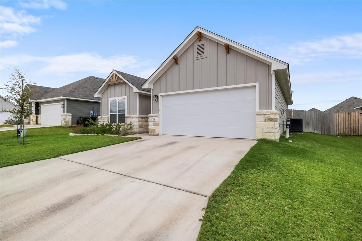 Living area at 8114 Timber Hollow Ln - 3 bed 2 bath home