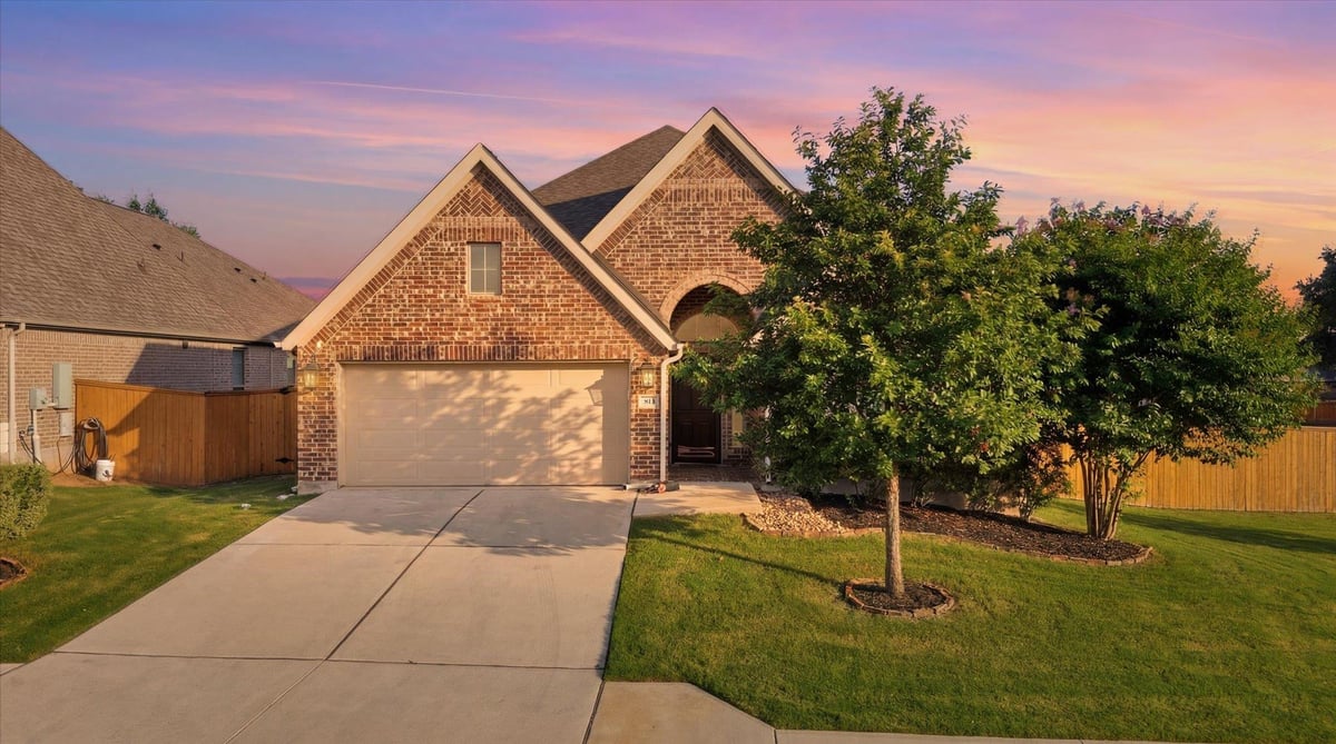 813 Cedar Lake BLVD - front exterior - Luxury home in Final Plat/Lakeside Ph 2, Georgetown, TX