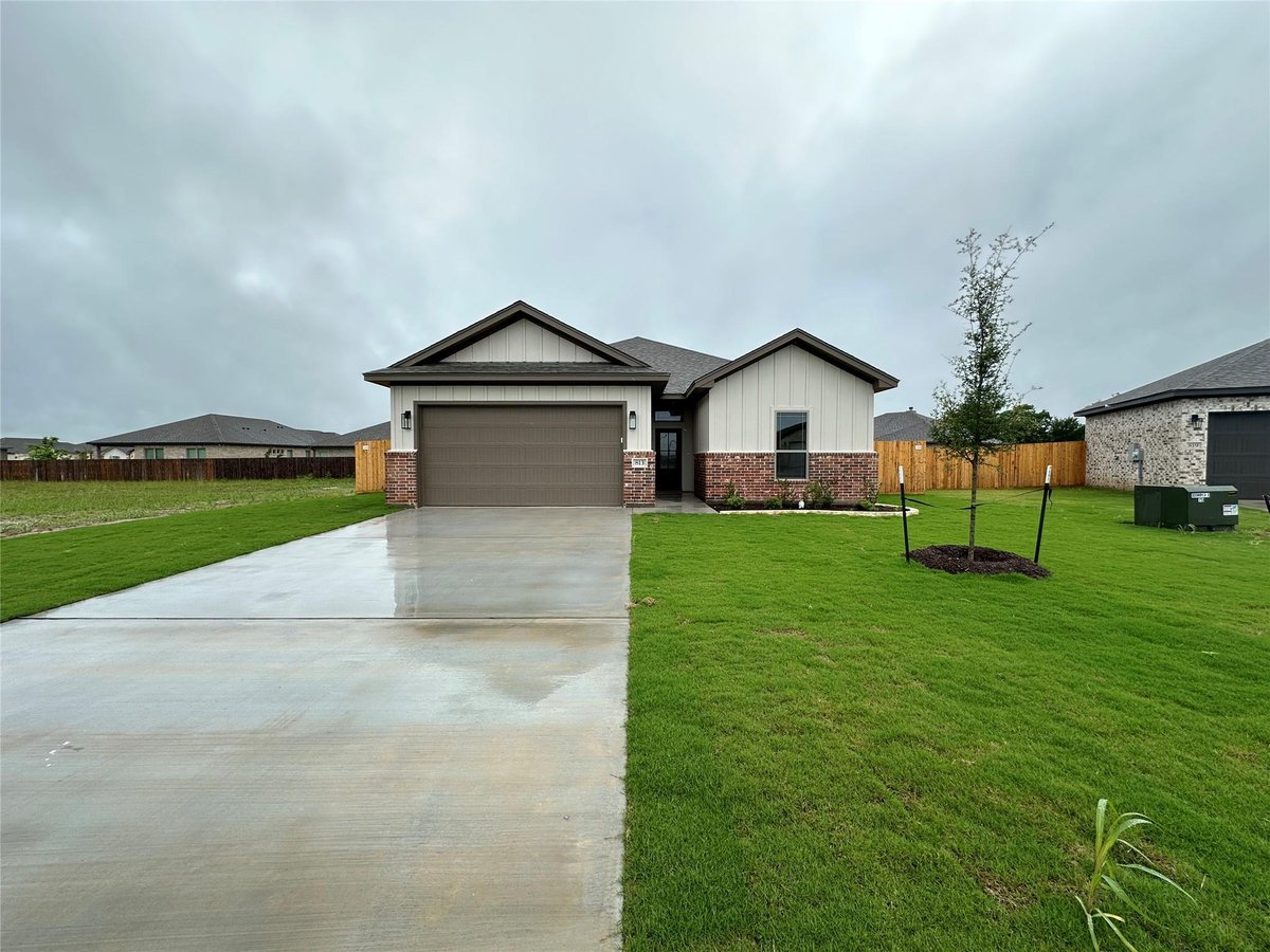 View 813 Eagle Cross Cv in Eagle Heights 813 Eagle Cross Cv - front exterior - Luxury home in Eagle Heights, Salado, TX