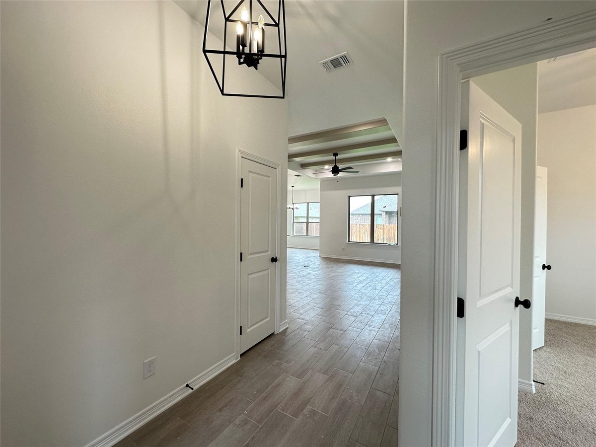 Living area at 813 Eagle Cross Cv - 3 bed 2 bath home