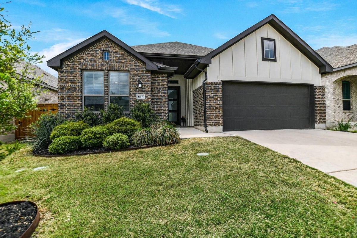 Living area at 813 Whitetail Dr - 3 bed 2 bath home
