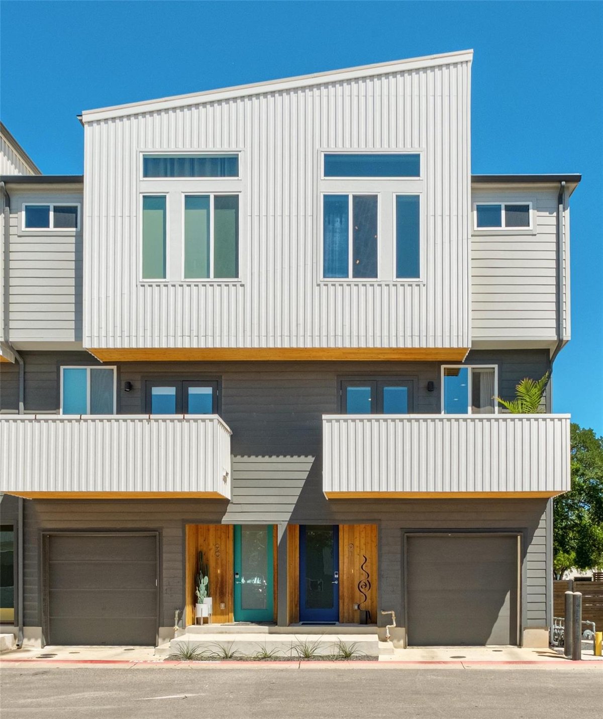 View 814 N Bluff Dr Unit #91 in North Bluff Condominiums 814 N Bluff Dr Unit #91 - front exterior - Luxury home in North Bluff Condominiums, Austin, TX