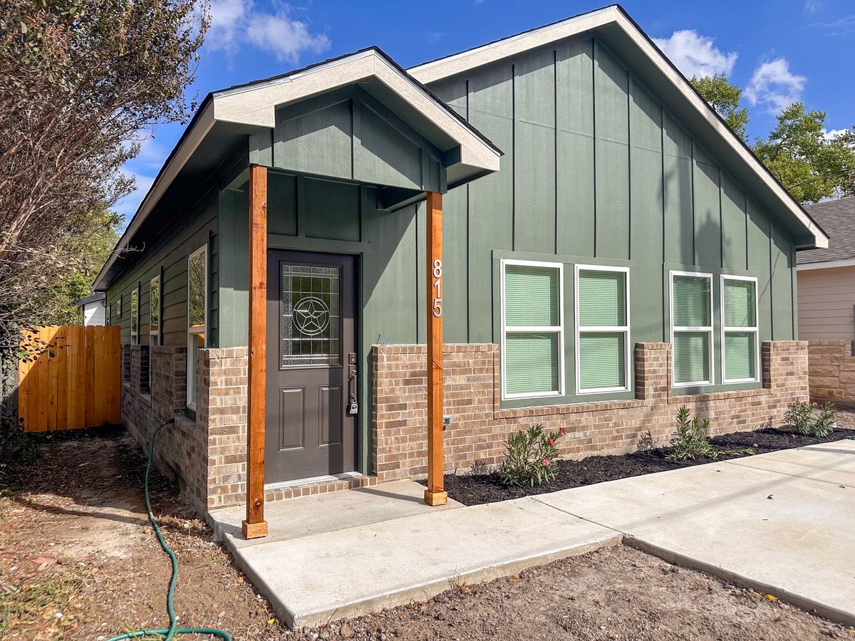 View 815 5th St in S549 815 5th St - front exterior - Luxury home in S549, Lockhart, TX