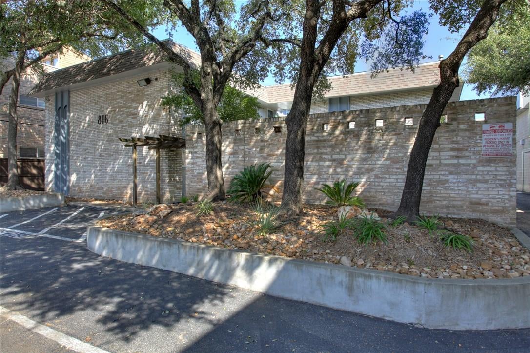 View 816 W North Loop BLVD Unit #106 in Skyland Terrace 816 W North Loop BLVD Unit #106 - property photo 1 - Luxury home in Skyland Terrace, Austin, TX