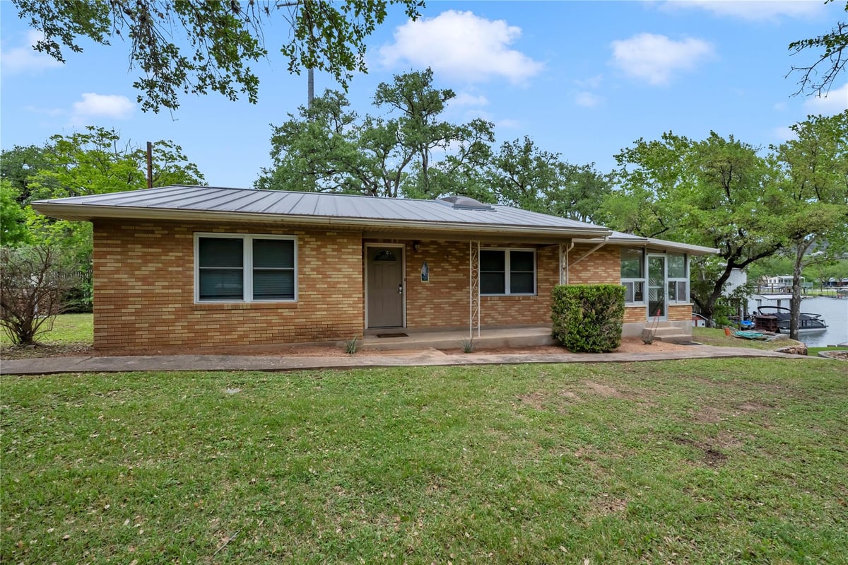 Living area at 817 County Road 126 - 2 bed 1 bath home