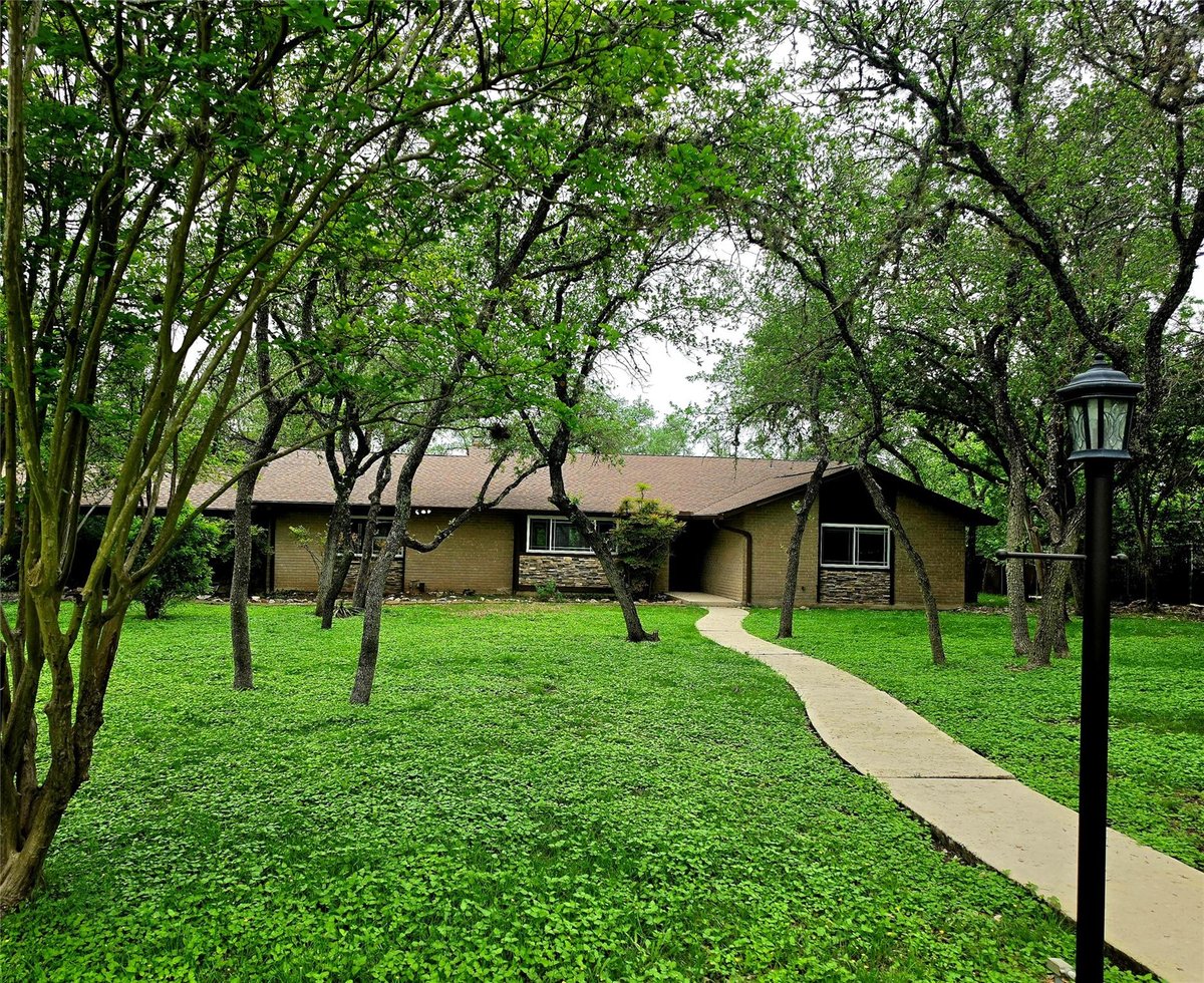 View 817 Willow Creek Cir in Willow Creek I 817 Willow Creek Cir - front exterior - Luxury home in Willow Creek I, San Marcos, TX