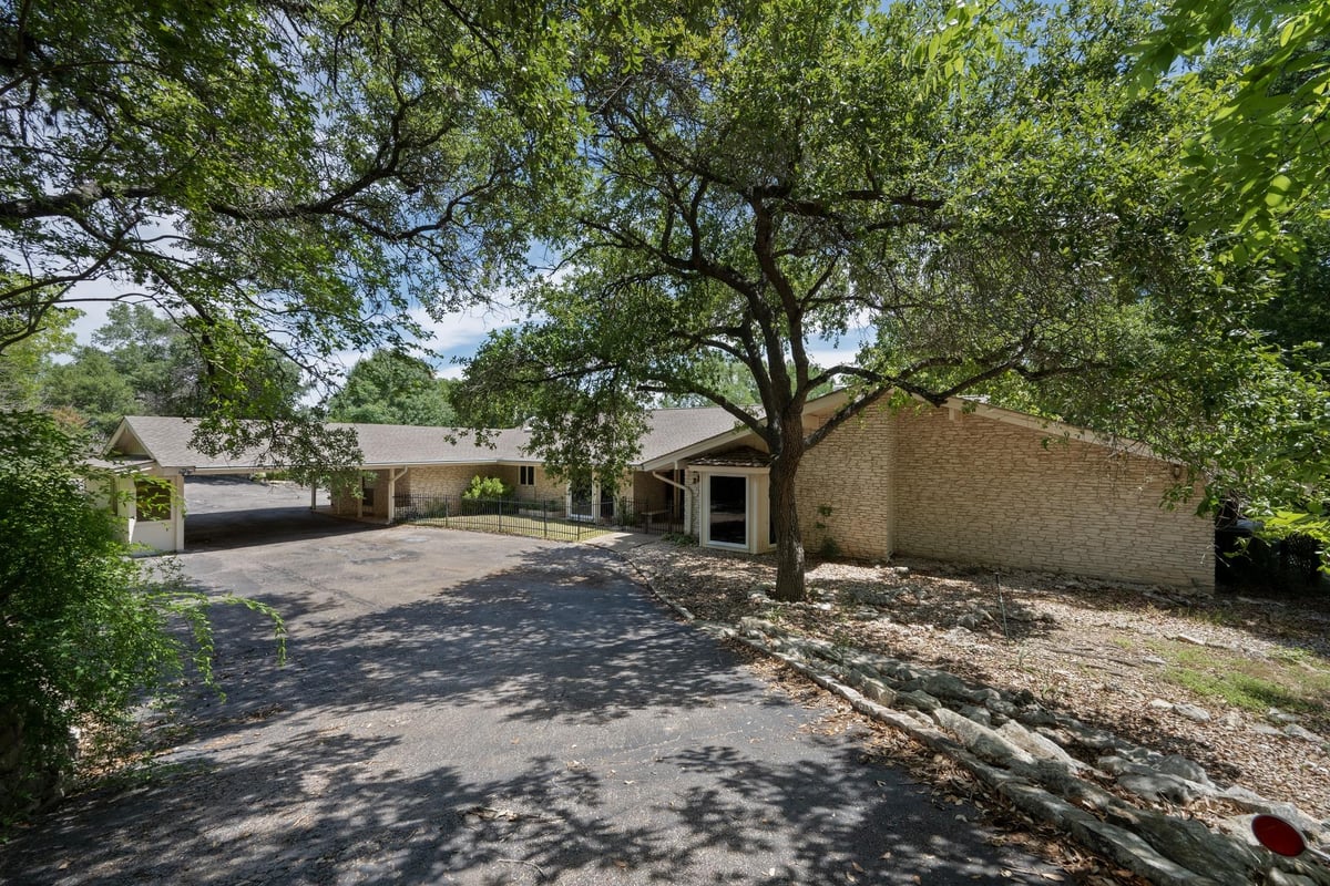 818 Sunfish ST - front exterior - Luxury home in Lakeway Sec 04, Austin, TX