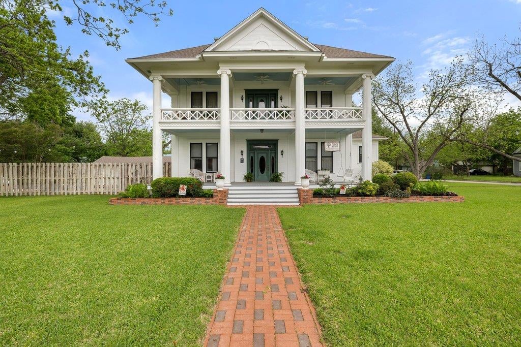 819 Hackberry ST - front exterior - Luxury home in TAYLOR OLD TOWN, Taylor, TX