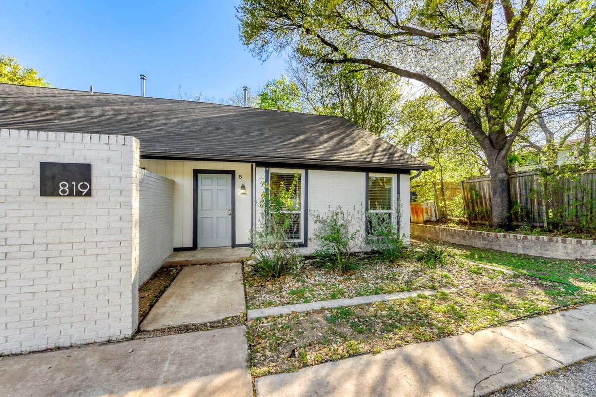 Living area at 819 Sahara Ave - Turtle Creek Estates Sec 01, Austin, TX