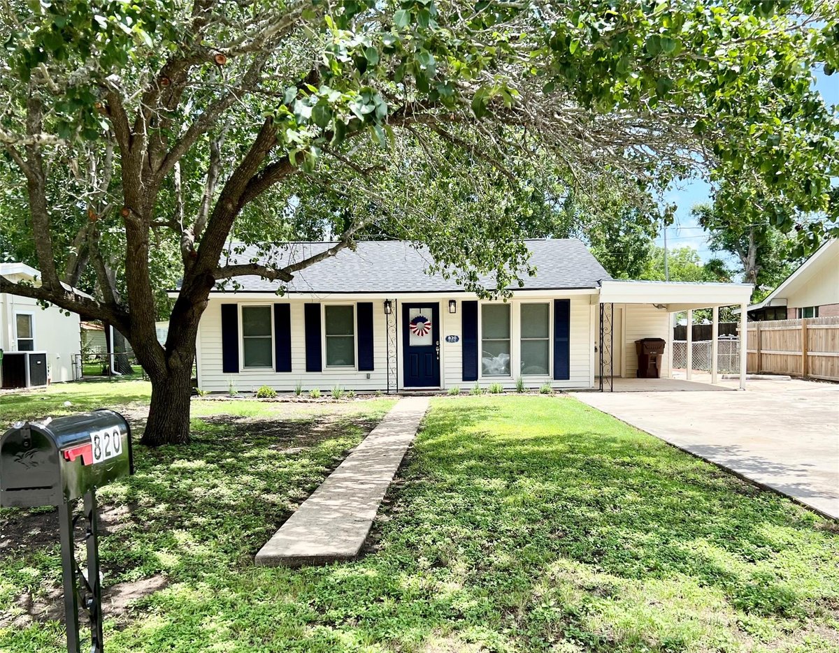 View 820 W Live Oak ST in Trammel Rev 820 W Live Oak ST - front exterior - Luxury home in Trammel Rev, Lockhart, TX