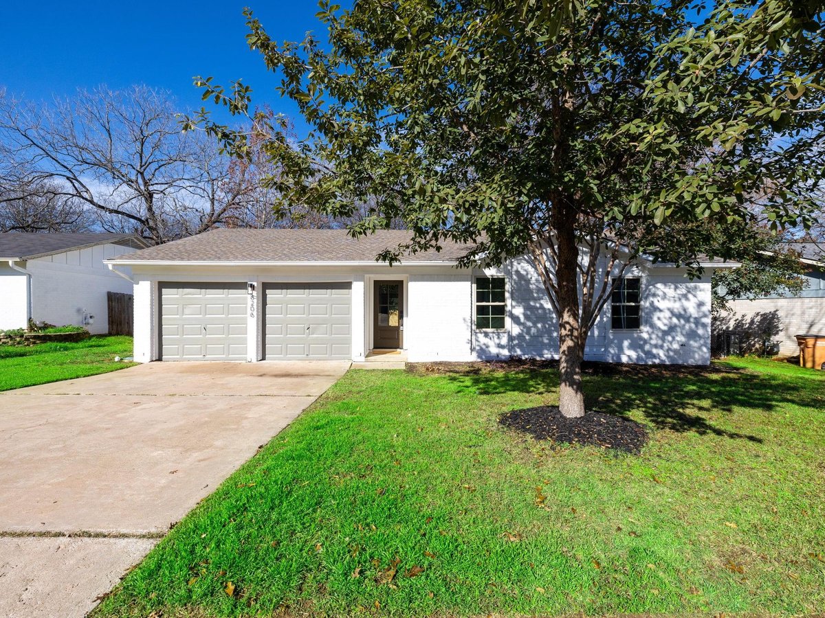 View 8206 Dixon Dr in Shiloh Ph 04 Sec 01 8206 Dixon Dr - front exterior - Luxury home in Shiloh Ph 04 Sec 01, Austin, TX