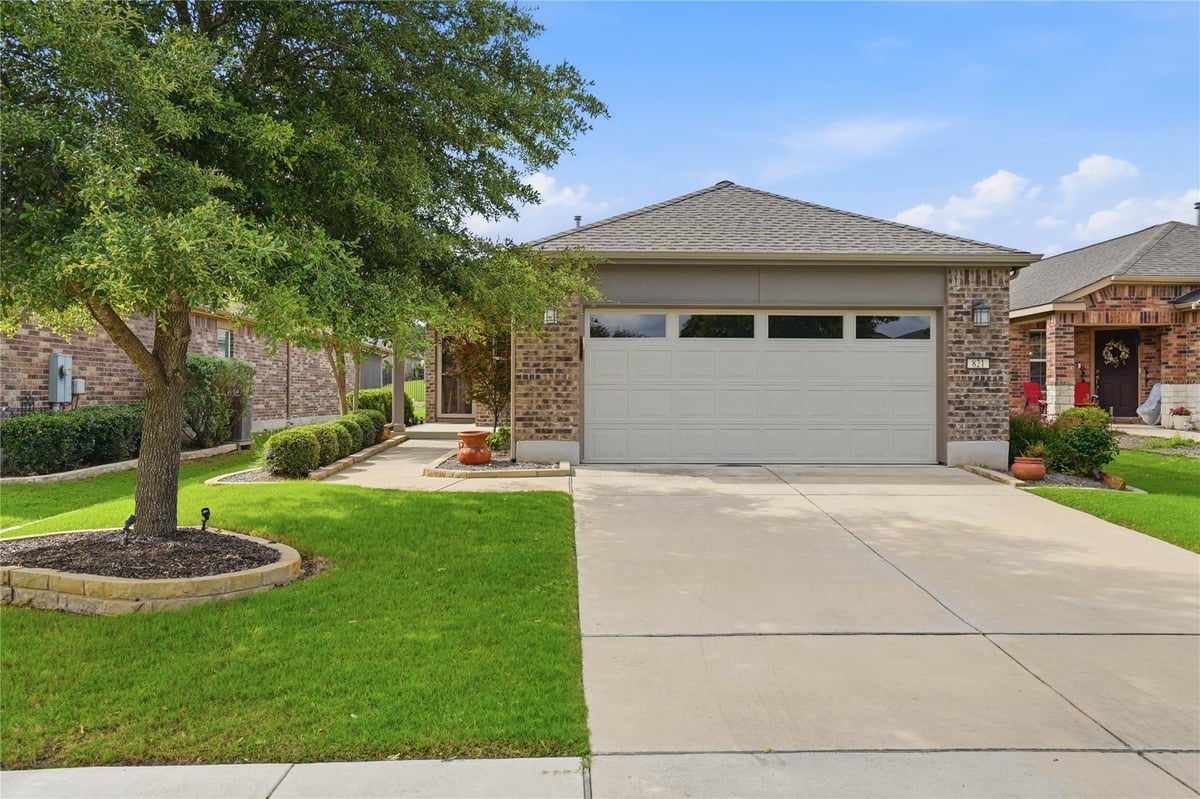 821 Hamilton LN - front exterior - Luxury home in Sun City, Georgetown, TX