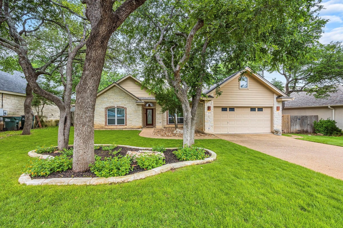 View 821 Wagon Wheel Trl in Reata Trails Unit 04 Resub 821 Wagon Wheel Trl - property photo 1 - Luxury home in Reata Trails Unit 04 Resub, Georgetown, TX
