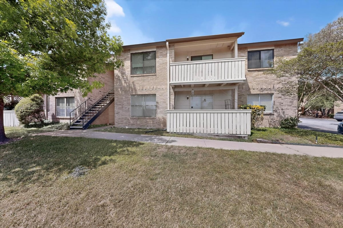 Living area at 8210 Bent Tree Rd Unit #104 - 2 bed 1 bath home