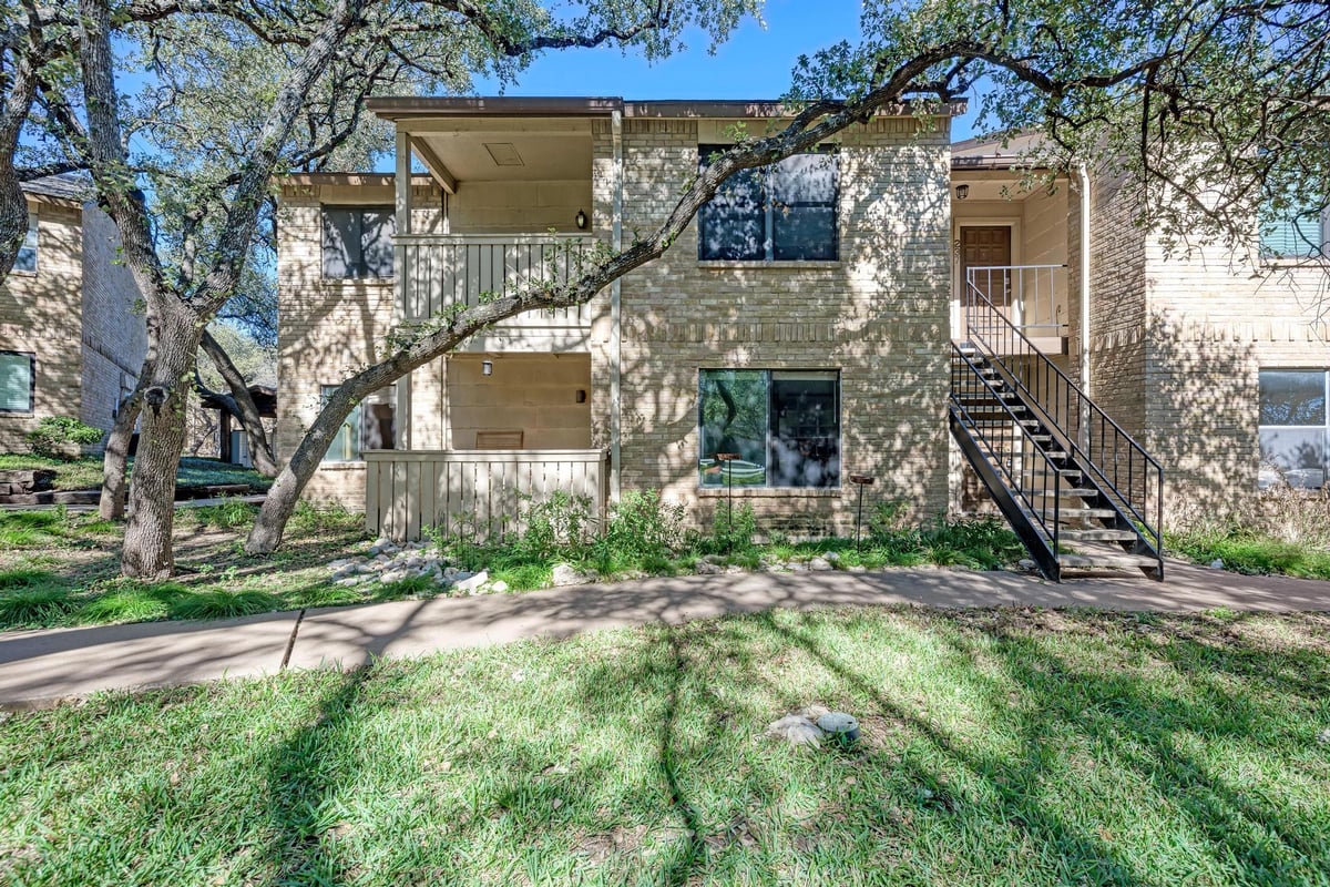 Living area at 8210 Bent Tree Rd Unit #138 - 1 bed 1 bath home