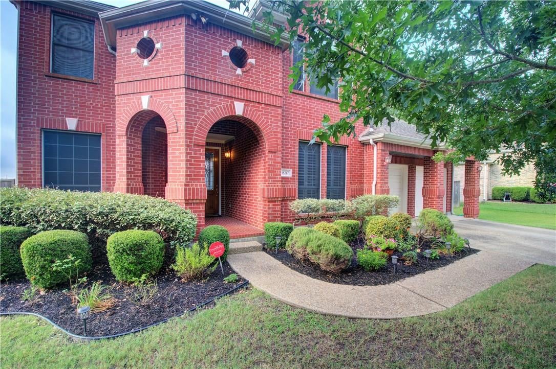 8217 Endeavor CIR - property photo 1 - Luxury home in Parke Sec 06, Austin, TX